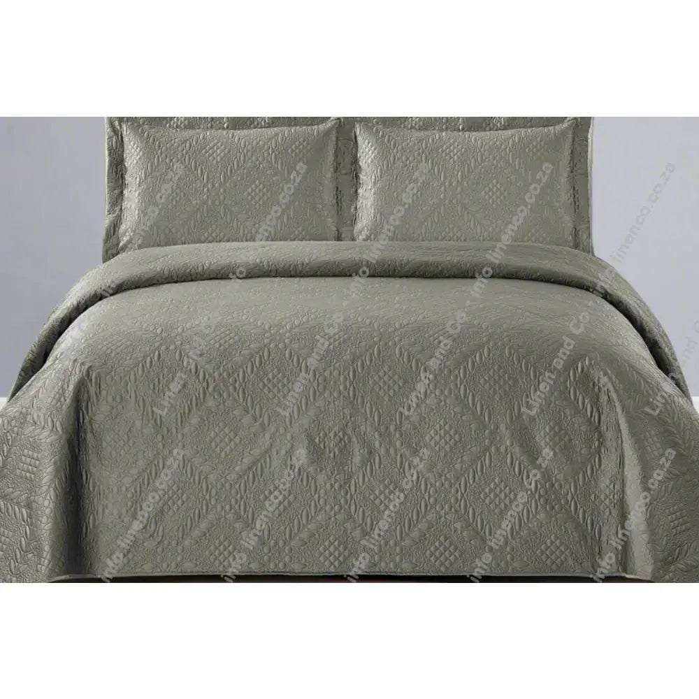 Platinum Istanbul design quilted bedspread with matching pillows