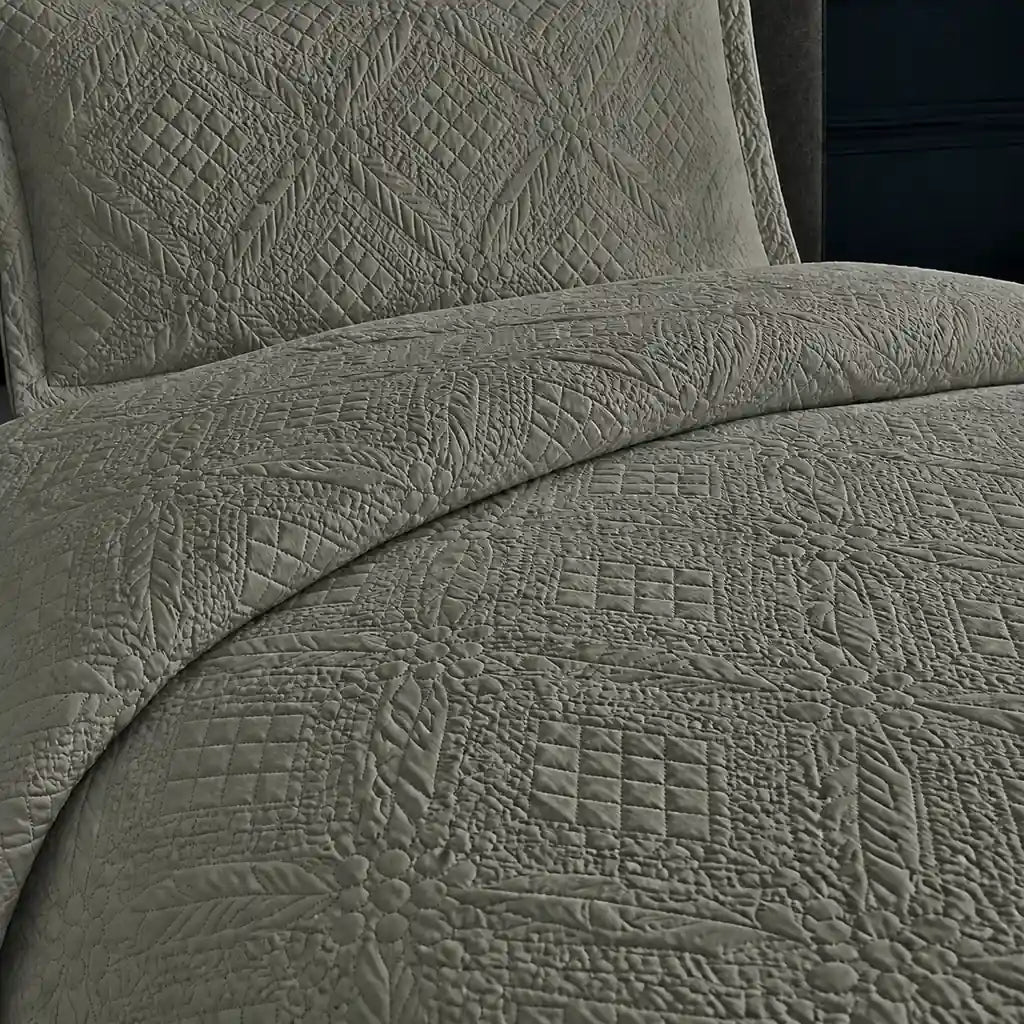 Platinum Istanbul Quilted Bedspread Set - Close-up detail