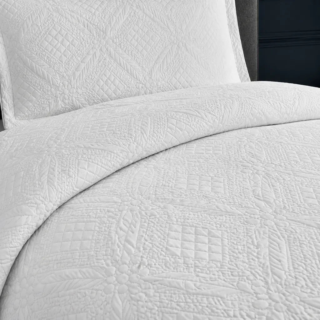 White Istanbul Quilted Bedspread Set - Close-up detail